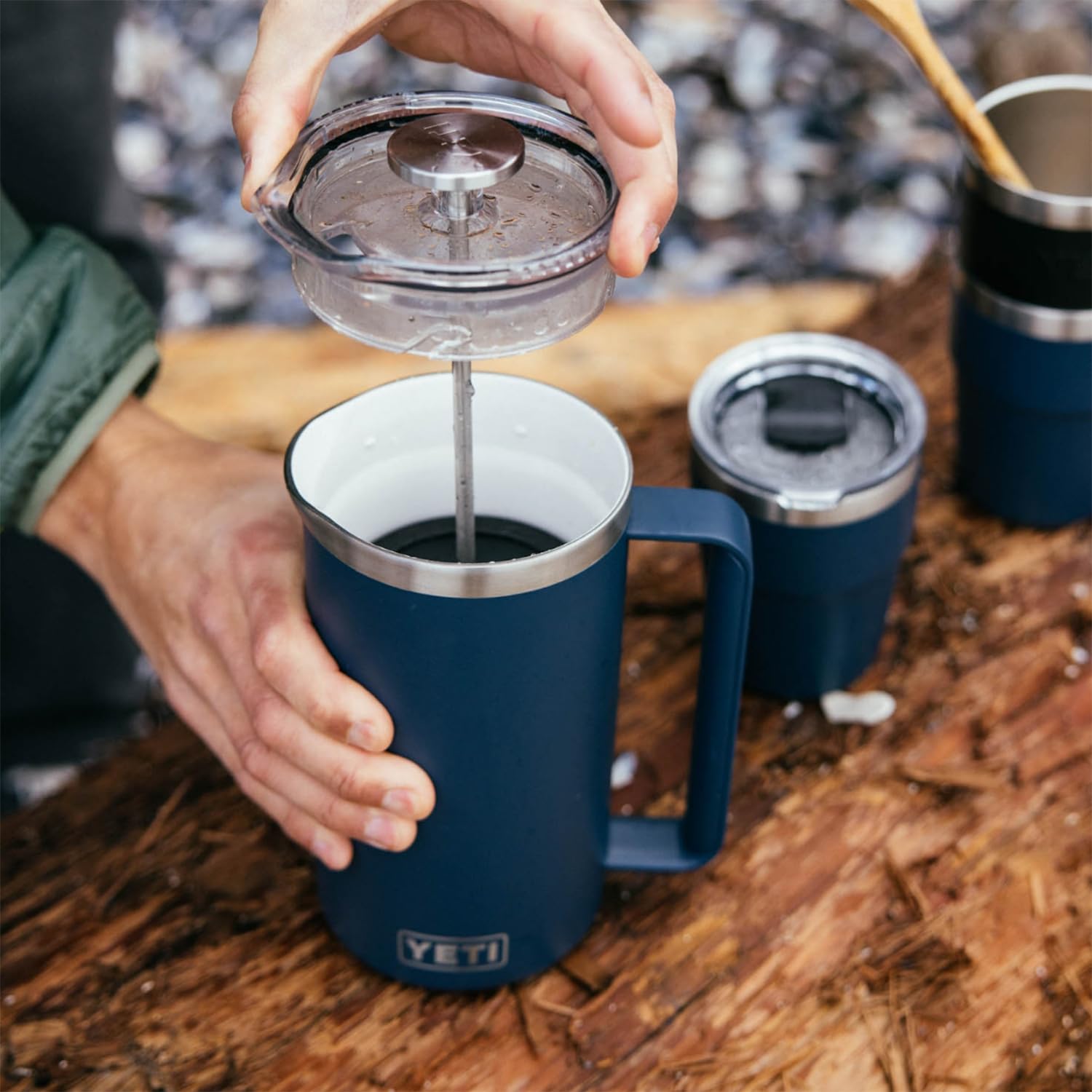 YETI Rambler 34 oz French Press Kaffeemaschine mit GroundsControl Filter, Navy