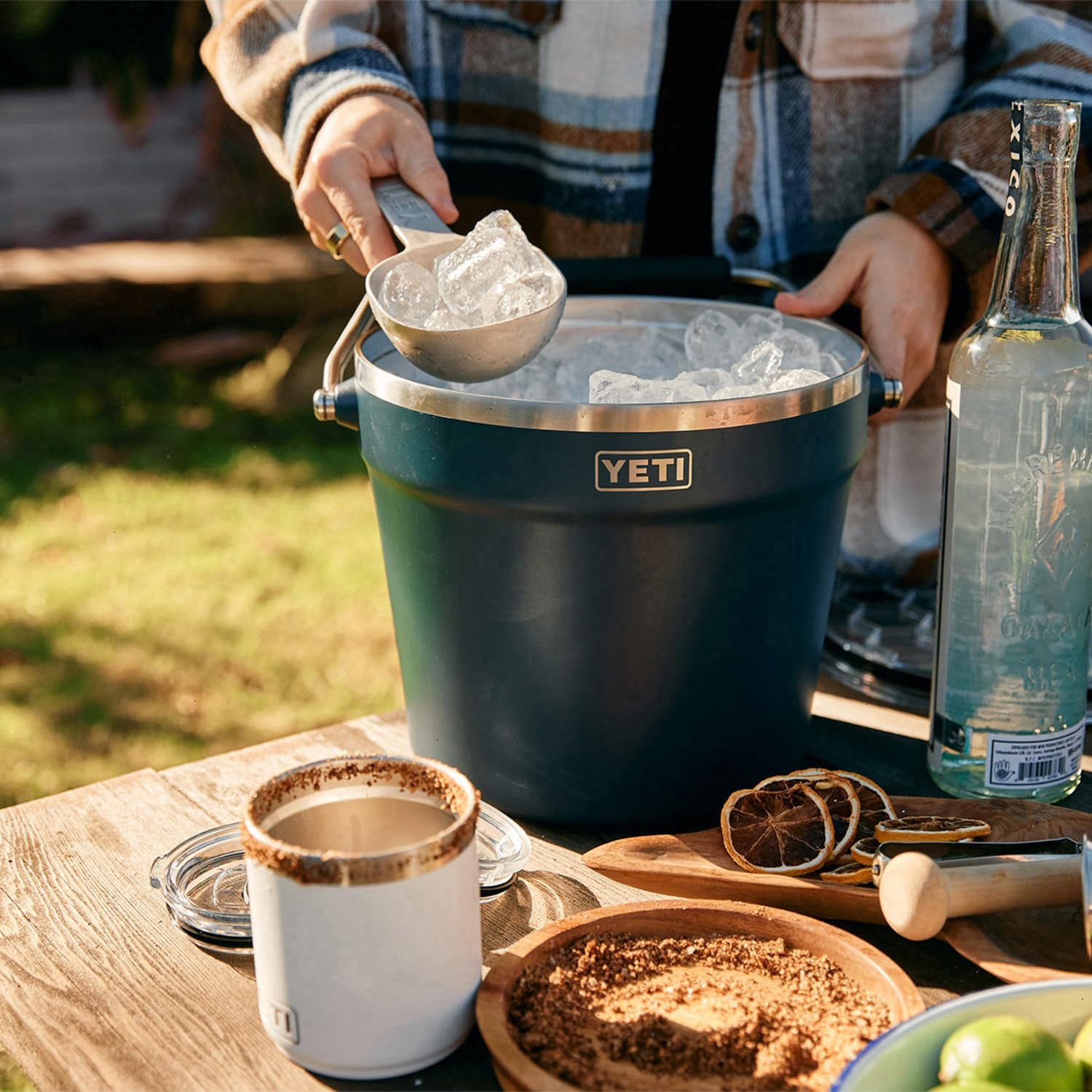 YETI Beverage Bucket — Eisbehälter aus Edelstahl für 6 Flaschen