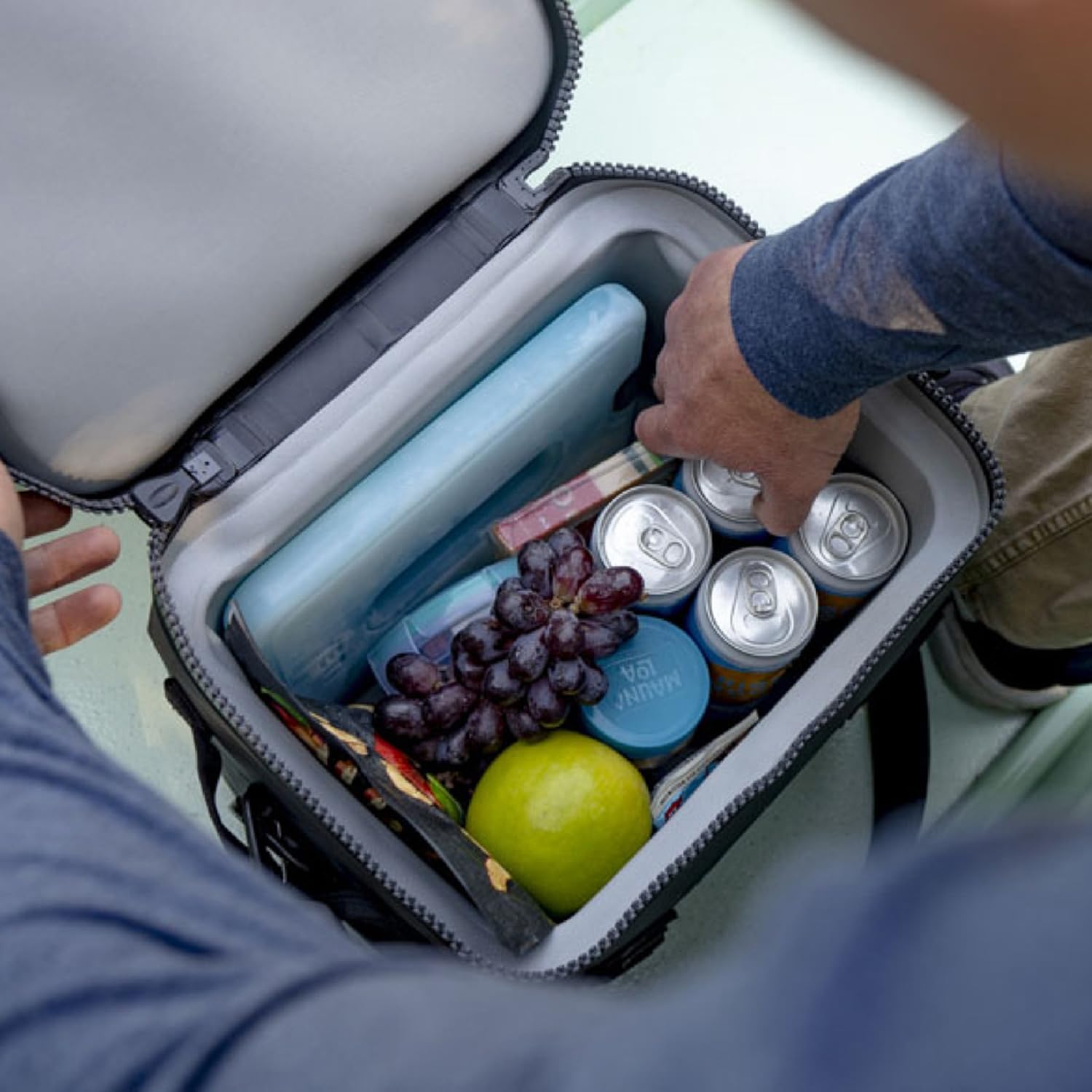 YETI Hopper Flip 12 Tragbarer Kühler, Olive mit ICE Block wiederverwendbarer Kühlakku, 450 g