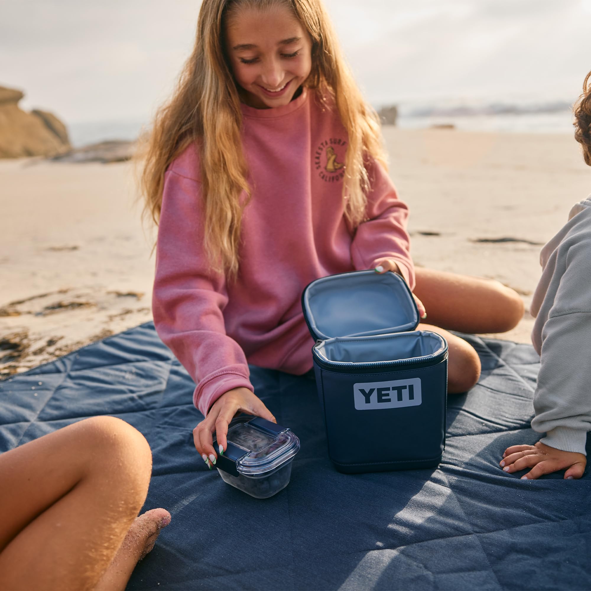 YETI Daytrip 2L Isolierte Snackbox, Holzkohle