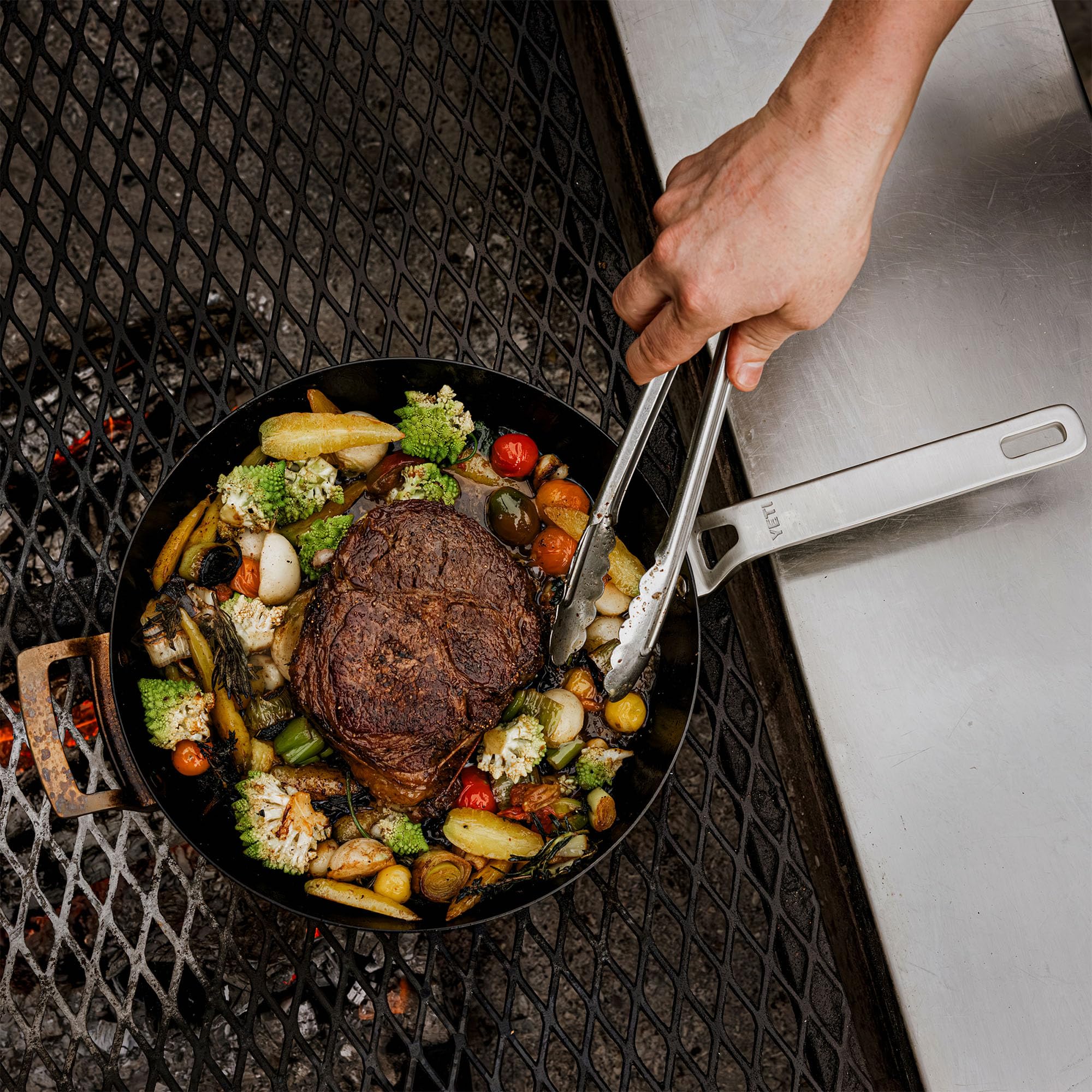 YETI Carbon Steel Pfanne 25 cm – vorgewürzt, antihaftbeschichtet, rostbeständig für Herd, Ofen, Grill oder Lagerfeuer